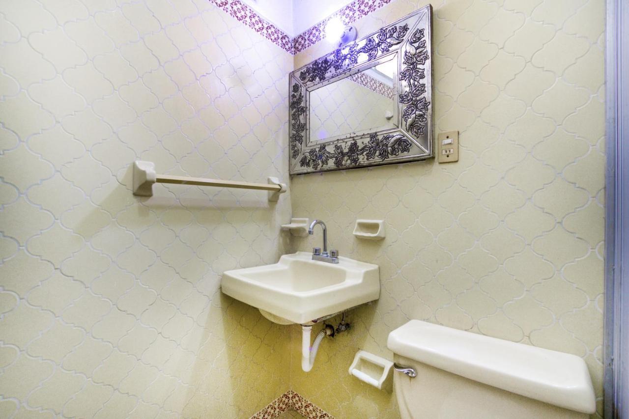 Hotel Adelita Сиуатанехо Экстерьер фото